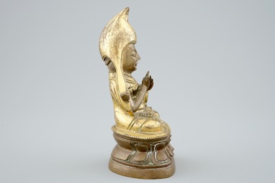 Une figure d'un Lama assis sur un double tr&ocirc;ne de lotus en bronze dor&eacute; sino-tibetan, 19&egrave;me