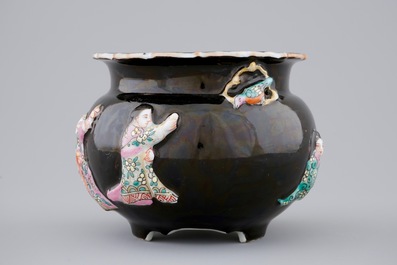 A Chinese famille rose on black-ground moulded censer, 19/20th C.
