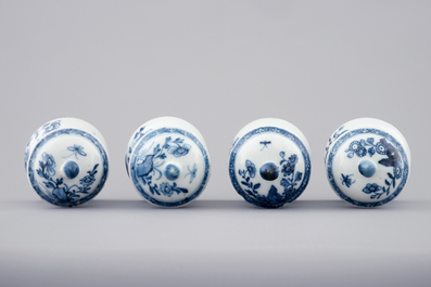 Een set van vier bodemloze Chinese blauw-witte stolpjes met floraal decor, Qianlong, 18e eeuw