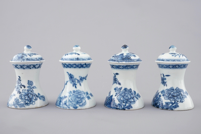 Een set van vier bodemloze Chinese blauw-witte stolpjes met floraal decor, Qianlong, 18e eeuw