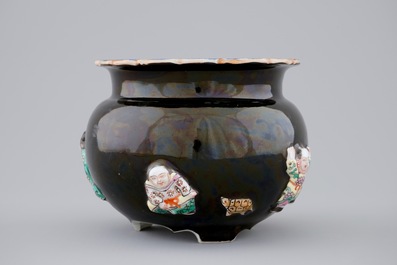 A Chinese famille rose on black-ground moulded censer, 19/20th C.