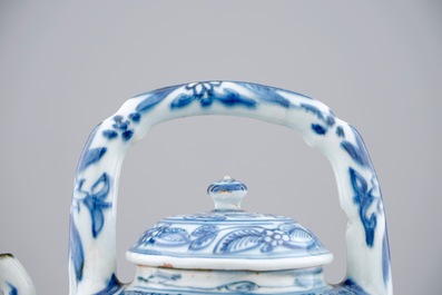 Un pot &agrave; vin en porcelaine de Chine bleu et blanc de type Kraak, Wanli, 1573-1619