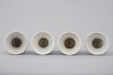 Een set van vier bodemloze Chinese blauw-witte stolpjes met floraal decor, Qianlong, 18e eeuw