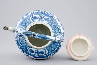 Un pot &agrave; vin en porcelaine de Chine bleu et blanc de type Kraak, Wanli, 1573-1619