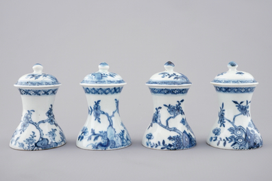 Een set van vier bodemloze Chinese blauw-witte stolpjes met floraal decor, Qianlong, 18e eeuw