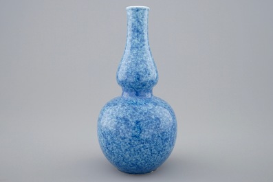 A Chinese monochrome powder blue double gourd vase, 18/19th C.