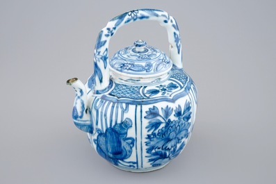 Un pot &agrave; vin en porcelaine de Chine bleu et blanc de type Kraak, Wanli, 1573-1619