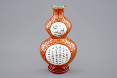 Een Chinees famille rose op verguld en koraalrode fond muurvaasje, gemerkt Qianlong, 19/20e eeuw