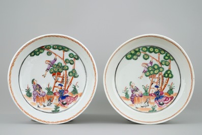 Een paar Chinese koppen en schotels met kersenplukkers, Qianlong, 18e eeuw