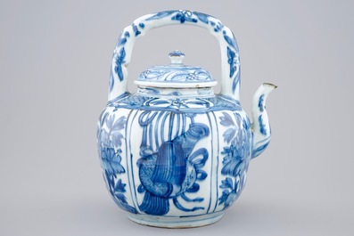 Un pot &agrave; vin en porcelaine de Chine bleu et blanc de type Kraak, Wanli, 1573-1619