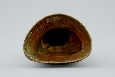 Une figure d'un Lama assis sur un double tr&ocirc;ne de lotus en bronze dor&eacute; sino-tibetan, 19&egrave;me