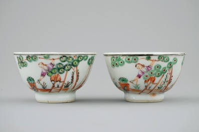 Een paar Chinese koppen en schotels met kersenplukkers, Qianlong, 18e eeuw