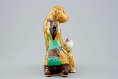 Une aigui&egrave;re en forme de singe assis sur un cerf en biscuit &eacute;maill&eacute; famille verte, Chine, Kangxi