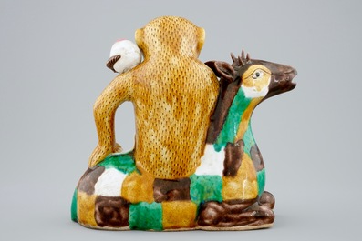 Une aigui&egrave;re en forme de singe assis sur un cerf en biscuit &eacute;maill&eacute; famille verte, Chine, Kangxi