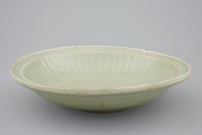 Un plat en c&eacute;ladon de Longquan &agrave; d&eacute;cor incis&eacute; de lotus, Chine, Dynastie Ming, 15&egrave;me