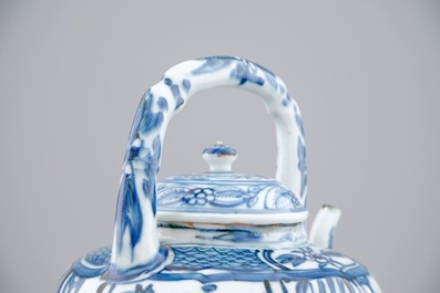 Un pot &agrave; vin en porcelaine de Chine bleu et blanc de type Kraak, Wanli, 1573-1619