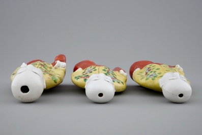 Een set van drie Chinese porseleinen geknielde jongens, 19e eeuw