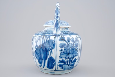 Un pot &agrave; vin en porcelaine de Chine bleu et blanc de type Kraak, Wanli, 1573-1619