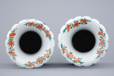 Une paire de vases en porcelaine de Chine famille verte, 19&egrave;me