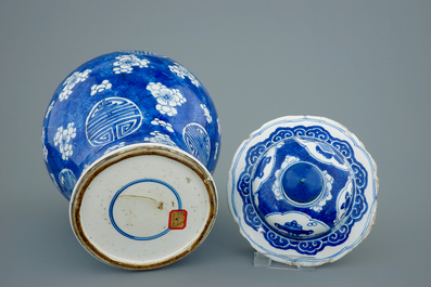 Een Chinese blauw-witte "Shou" karakter dekselvaas, Kangxi