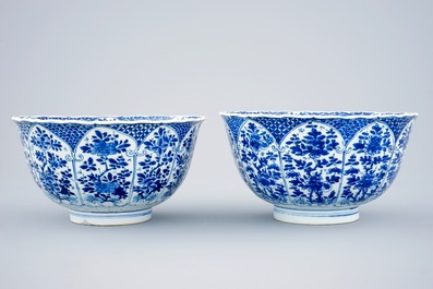 Een paar blauw-witte Chinese kommen met floraal decor, Kangxi