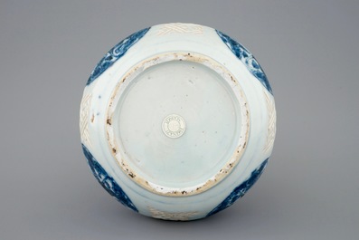 Un vase de forme bouteille en porcelaine de Chine bleu et blanc, Wanli, 1573-1619
