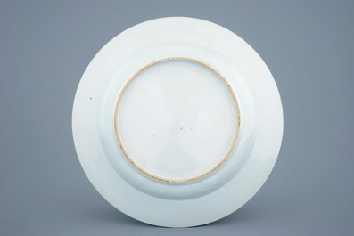 Un plat en porcelaine de Chine famille rose &agrave; d&eacute;cor d'Europ&eacute;ens, Qianlong, 18&egrave;me