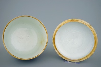 A large Chinese famille rose bowl with cover, Qianlong 18th C.