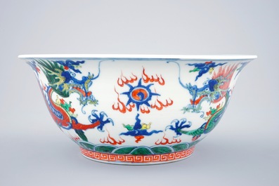 Een grote Chinese wucai drakenkom, 19e eeuw