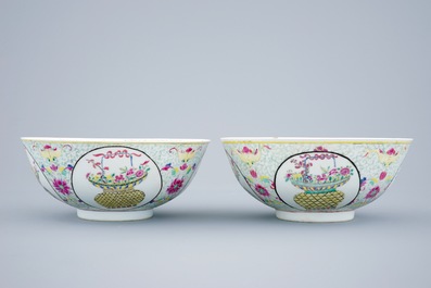 A pair of Chinese famille rose bowls with phoenixes and flower baskets, 19th C.