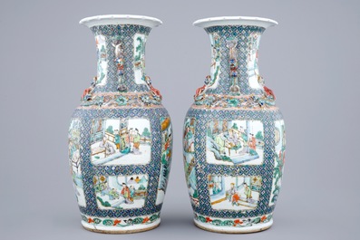 Une paire de vases en porcelaine de Chine famille verte, 19&egrave;me