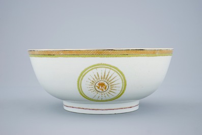 A Chinese export porcelain bowl in tones of green, yellow and purple, Qianlong, 18th C.