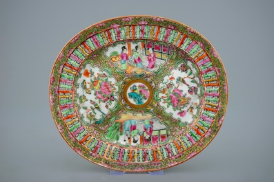 Un panier ajour&eacute; sur pr&eacute;sentoir en porcelaine de Chine de Canon, 19&egrave;me