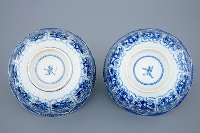 Een paar blauw-witte Chinese kommen met floraal decor, Kangxi
