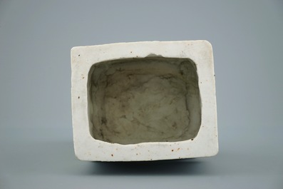 Un mod&egrave;le d'un lion en porcelaine blanc de Chine de Dehua, Kangxi