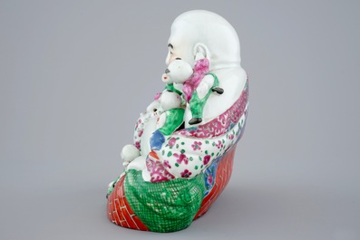 Een grote Chinese porseleinen Boeddha met lachende jongens, famille rose, 19/20e eeuw