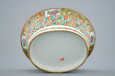 Un panier ajour&eacute; sur pr&eacute;sentoir en porcelaine de Chine de Canon, 19&egrave;me