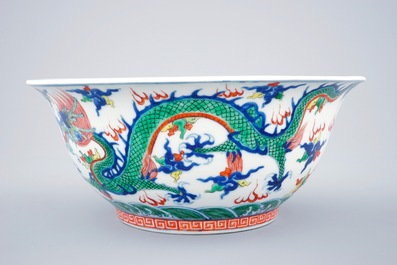 Een grote Chinese wucai drakenkom, 19e eeuw