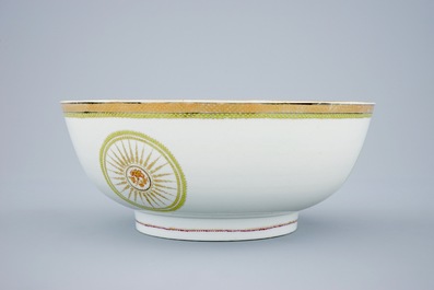 A Chinese export porcelain bowl in tones of green, yellow and purple, Qianlong, 18th C.