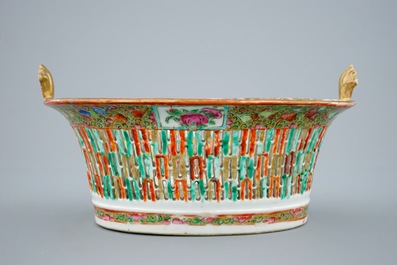 Un panier ajour&eacute; sur pr&eacute;sentoir en porcelaine de Chine de Canon, 19&egrave;me