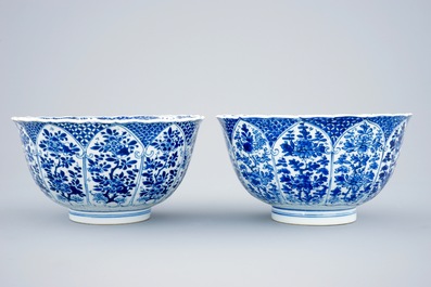 Een paar blauw-witte Chinese kommen met floraal decor, Kangxi