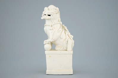Un mod&egrave;le d'un lion en porcelaine blanc de Chine de Dehua, Kangxi