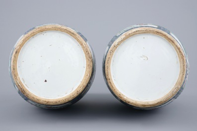 Une paire de vases en porcelaine de Chine famille verte, 19&egrave;me