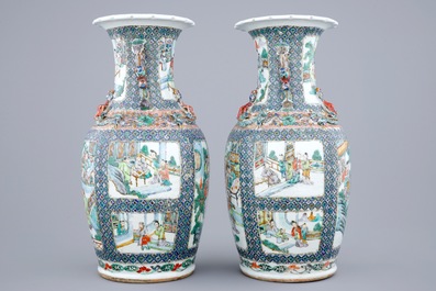 Une paire de vases en porcelaine de Chine famille verte, 19&egrave;me
