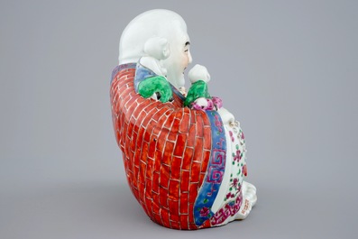 Een grote Chinese porseleinen Boeddha met lachende jongens, famille rose, 19/20e eeuw