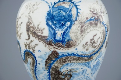 Un vase aux dragons en porcelaine de Chine bleu, blanc et rouge, Kangxi
