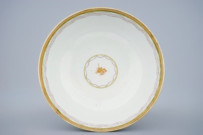 A Chinese export porcelain bowl in tones of green, yellow and purple, Qianlong, 18th C.