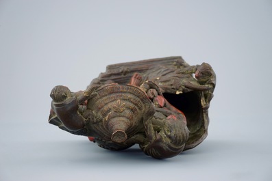 A Japanese terracotta okimono of a fruit vendor with monkeys, Edo/Meiji, 18/19th C.
