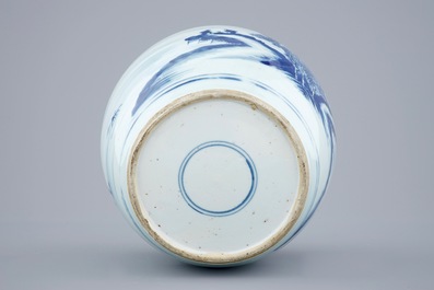 Un pot &agrave; gingembre en porcelaine de Chine bleu et blanc, Kangxi