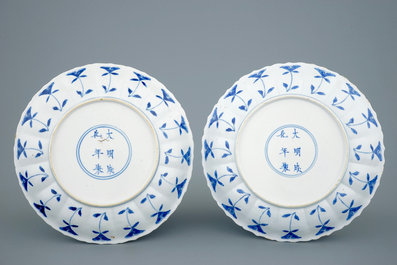 Une paire d'assiettes lob&eacute;es en porcelaine de Chine bleu et blanc, Kangxi